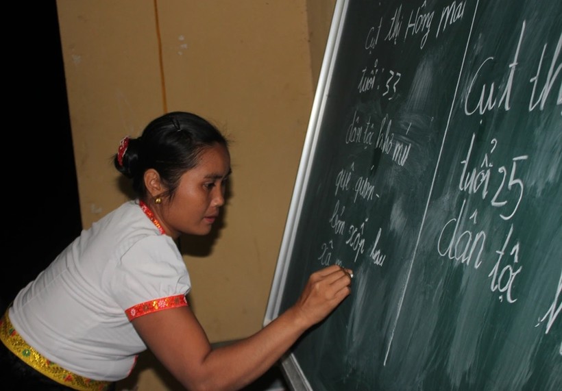 Trong giai đoạn 2020-2023, cả nước đã huy động được hơn 79.000 người ra học xóa mù chữ. Ảnh: Hồ Lài.
