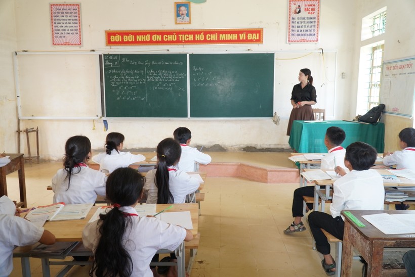 Giờ học tại Trường Phổ thông DTBT Tiểu học và THCS Nậm Càn, huyện Kỳ Sơn, Nghệ An. Ảnh: Hồ Lài