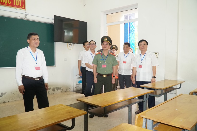 Ban chỉ đạo kỳ thi tốt nghiệp THPT năm 2023 tỉnh Nghệ An kiểm tra cơ sở vật chất tại Trường THPT Hà Huy Tập. Ảnh: Hồ Lài