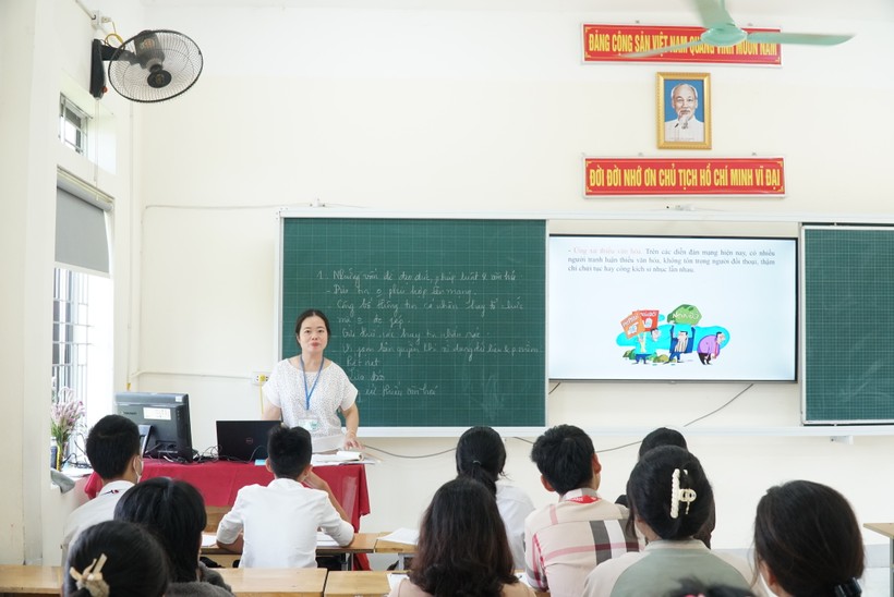 Giờ học của cô trò Trường THPT Mường Quạ, huyện Con Cuông, Nghệ An. Ảnh: Hồ Lài