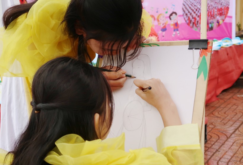 Học sinh vẽ tranh và thuyết trình về vấn đề bình đẳng giới, quyền trẻ em gái. Ảnh: Hồ Lài.