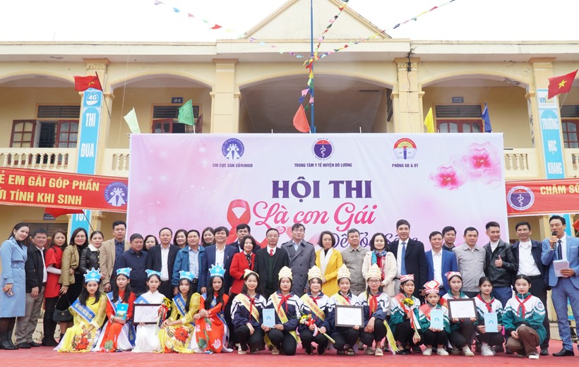 Ban tổ chức chụp ảnh lưu niệm cùng các đội tham gia hội thi Là con gái để tỏa sáng. Ảnh: Hồ Lài.