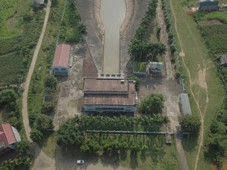 Con đường kênh nước sạch từ sông Đà đến hồ Đầm Bài đi vào Nhà máy nước sạch sông Đà lộ thiên.
