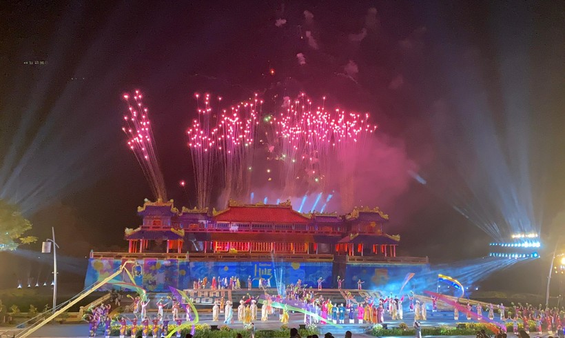 Nghệ thuật kết pháo hoa đặc sắc tại Lễ khai mạc Festival Huế 2022
