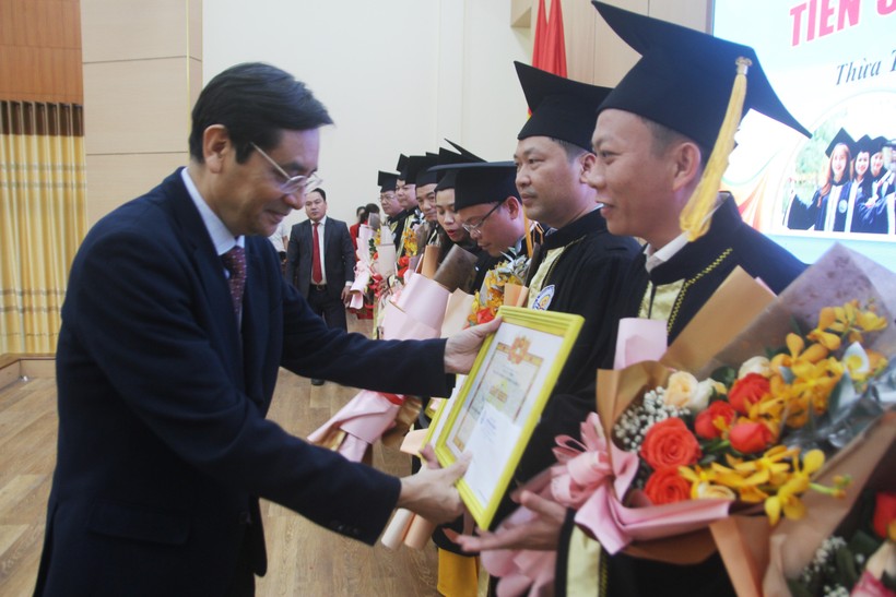 Các tân thạc sĩ, tiến sĩ trong lễ phát bằng tại trường Đại học Kinh tế, Đại học Huế.