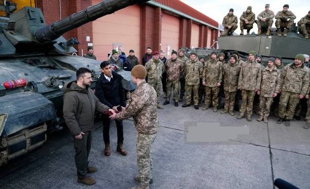 Tổng thống Ukraine và Thủ tướng Anh đứng bên xe tăng Challenger 2.