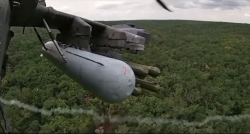 Khoảnh khắc quả Stinger bay qua bụng Ka-52. 