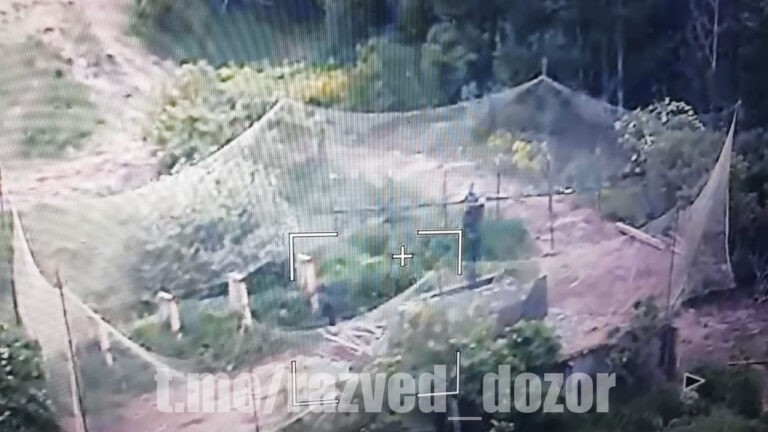 Đài radar của Ukraine trước khi bị trúng đạn.