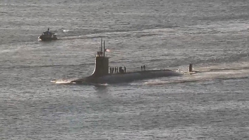 USS Connecticut biến dạng phần mũi sau vụ đâm va.