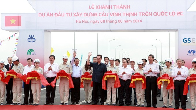 Thủ tướng Nguyễn Tấn Dũng cùng các đại biểu cắt băng khánh thành cầu Vĩnh Thịnh 