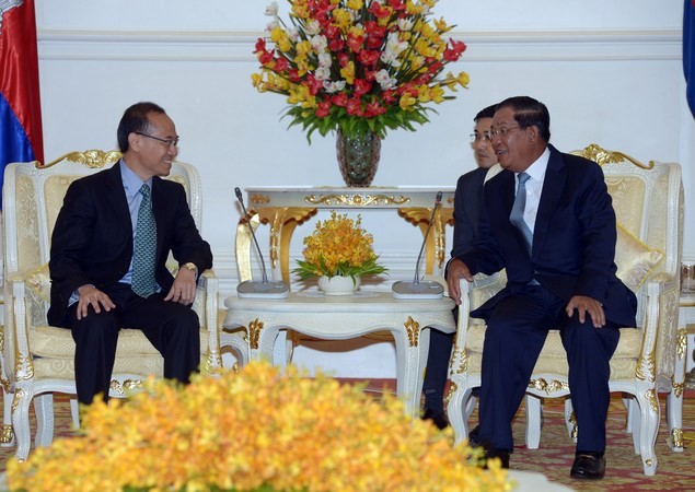 Thủ tướng Campuchia Hun Sen và cựu Ngoại trưởng Singapore George Yeo Yong Boon (Ảnh: Cambodia Herald)