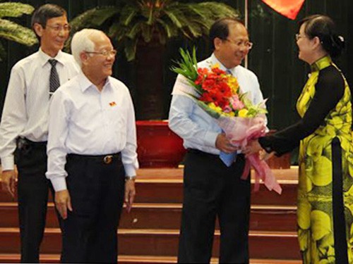 Chủ tịch HĐND TPHCM Nguyễn Thị Quyết Tâm (phải) tặng hoa chúc mừng ông Tất Thành Cang