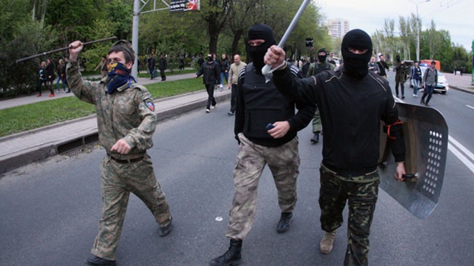 Các tay súng thân Nga đi trên đường phố Donetsk. Ảnh: AFP