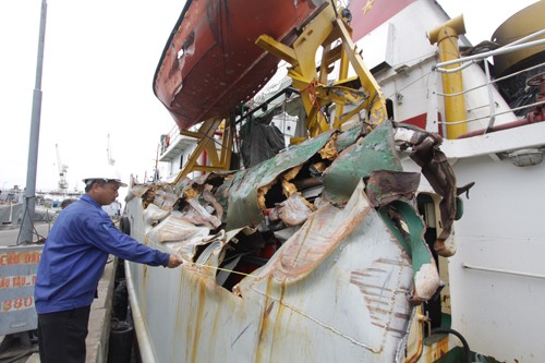 Mạn trái tàu KN 951 bị đâm rách nát