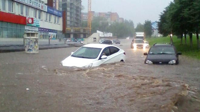 Sau mưa, ô tô nổi lềnh bềnh