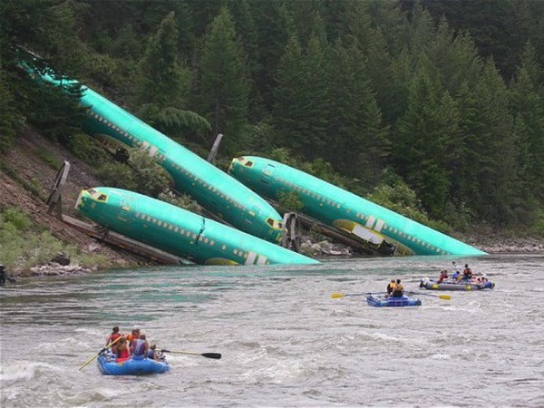 Ba thân máy bay Boeing nằm dưới sông. Nguồn: Reuters