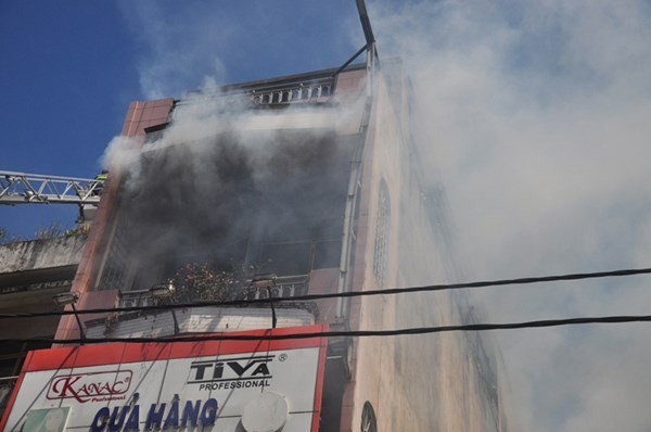 Khói nghi ngút từ đám cháy khiến công tác dập lửa gặp nhiều khó khăn