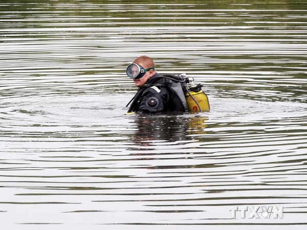 Thợ lặn tìm kiếm chiếc hộp đen tại khu vực máy bay rơi. Nguồn: AFP/TTXVN