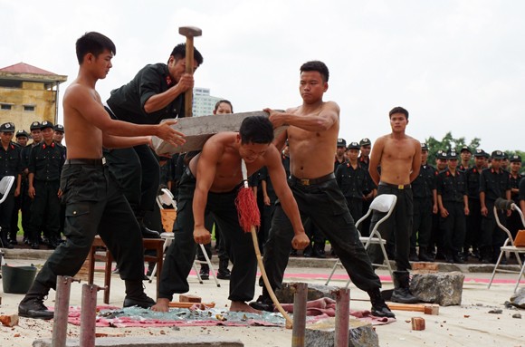 Những màn võ thuật danh hư bất truyền của cảnh sát Việt Nam
