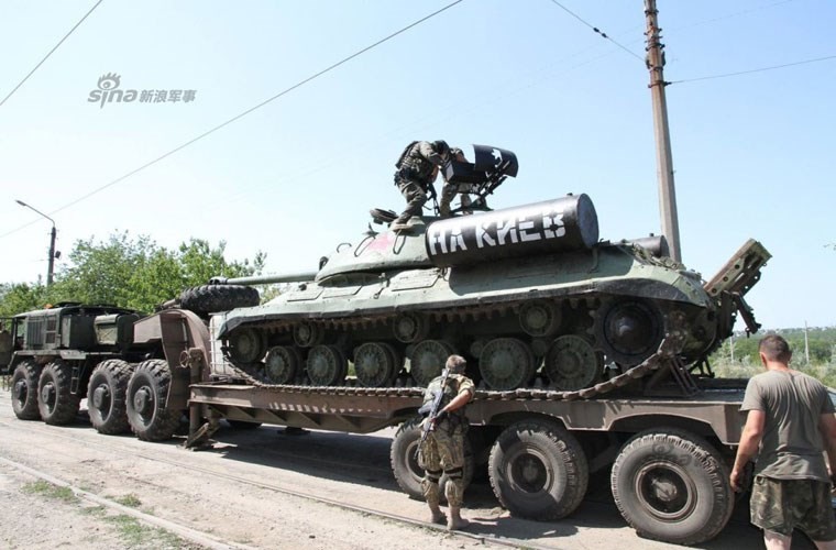 Xe tăng siêu cổ của phe ly khai khiến Kiev “lạnh gáy“