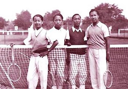 Quần vợt cũng là một trong những môn thể thao mà vua Bảo Đại rất yêu thích. (Trong ảnh: Vua Bảo Đại đứng ngoài cùng bên phải).
