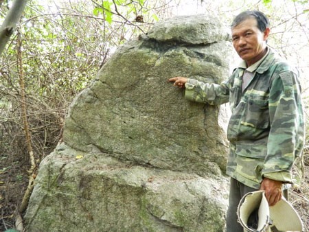 Ông Thái cùng tảng đá có những ký tự lạ.