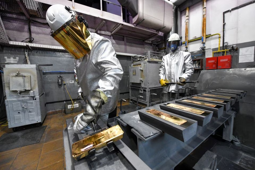 Nhân viên đúc các thỏi vàng nguyên chất 99,99% trong quá trình sản xuất tại nhà máy kim loại quý Krastsvetmet ở thành phố Krasnoyarsk thuộc vùng Siberia, Nga, Ảnh: Reuters