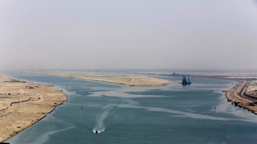 Tuyến đường 2 làn trên kênh đào Suez. 