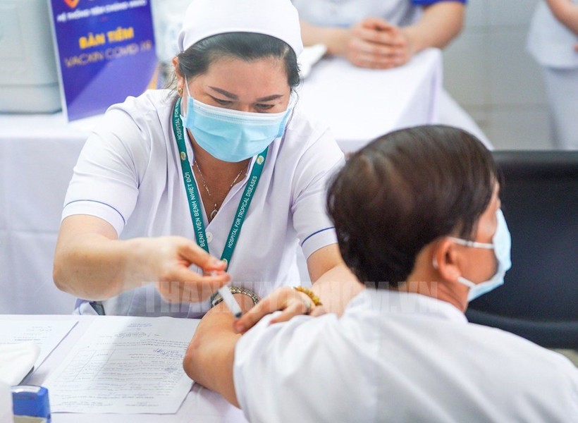 Tiêm vaccine ngừa COVID-19 cho nhân viên y tế Bệnh viện Bệnh Nhiệt đới TPHCM