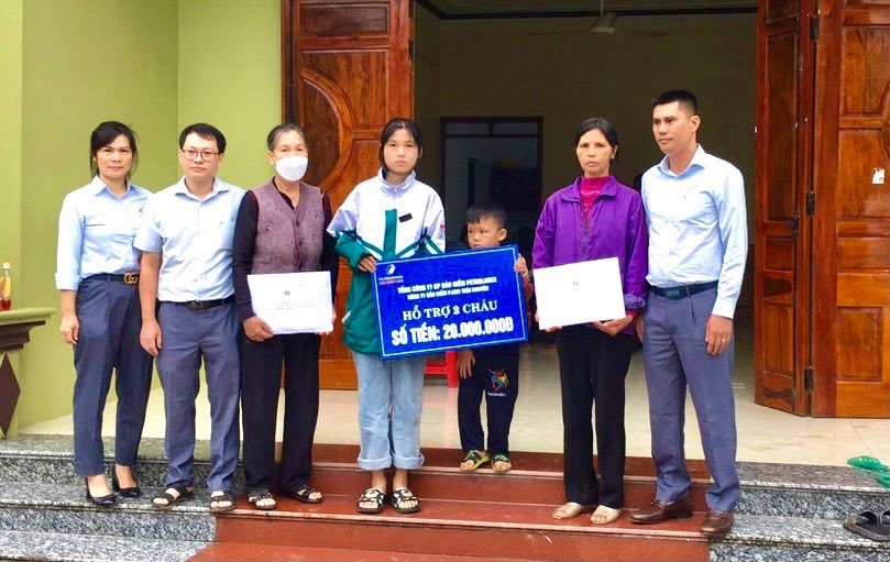 Đại diện Công ty Bảo hiểm PJICO Thái Nguyên đã trao phần quà trị giá 20 triệu đồng cho hai em học sinh