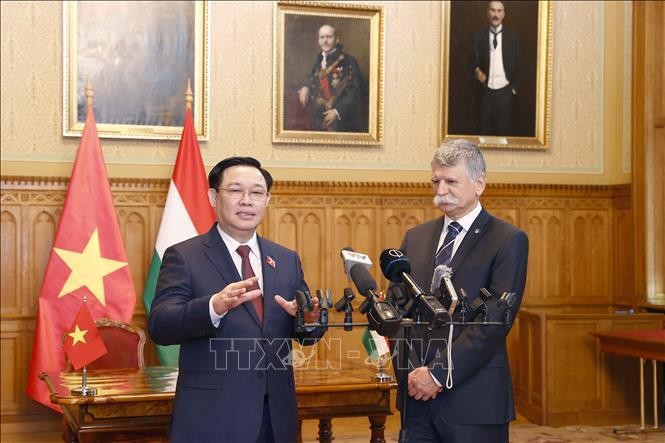 Chủ tịch Quốc hội Vương Đình Huệ và Chủ tịch Quốc hội Hungary László Kövér gặp gỡ báo chí. Ảnh: Doãn Tấn/TTXVN