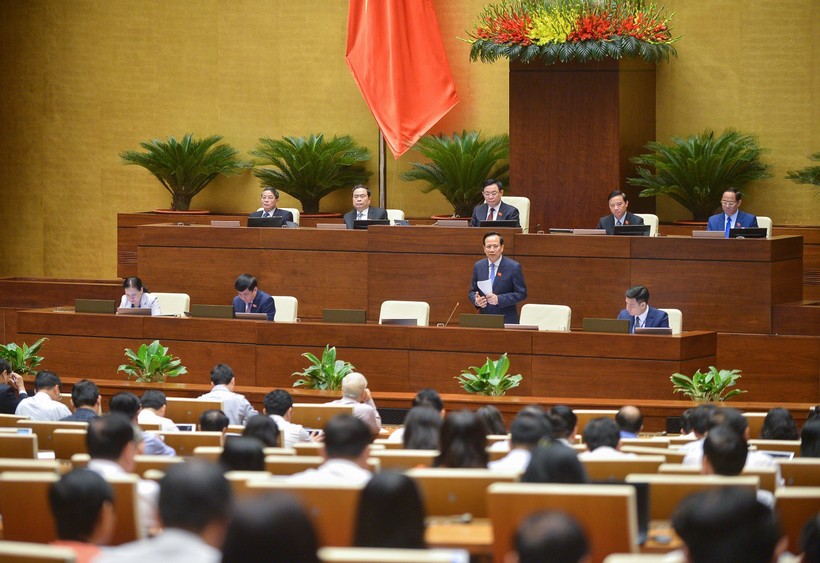 Bộ trưởng Bộ Lao động – Thương binh và Xã hội Đào Ngọc Dung trả lời chất vấn tại kỳ họp thứ 5, Quốc hội khoá XV. Ảnh: Quốc hội.