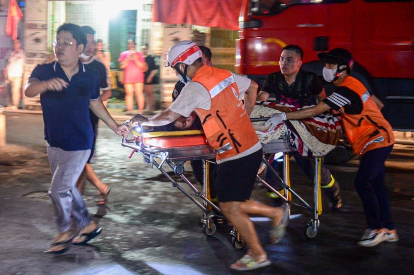 Lực lượng chức năng giải cứu nạn nhân trong vụ cháy chung cư mini ở Khương Hạ, Thanh Xuân.