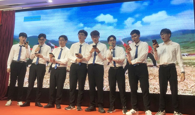 Các học sinh hát bài "Việt Nam ơi".