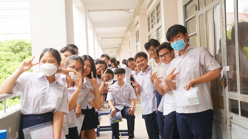 Nhóm thí sinh tại điểm thi Trường THCS Trần Văn Ơn, quận 1, TPHCM tự tin trước giờ thi môn Tiếng Anh.