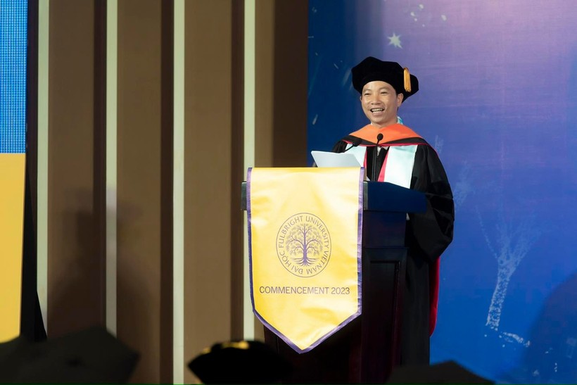 TS Lê Viết Quốc nói chuyện tại lễ tốt nghiệp cử nhân ở Trường ĐH Fulbright Việt Nam, ngày 24/6. Ảnh: FUV