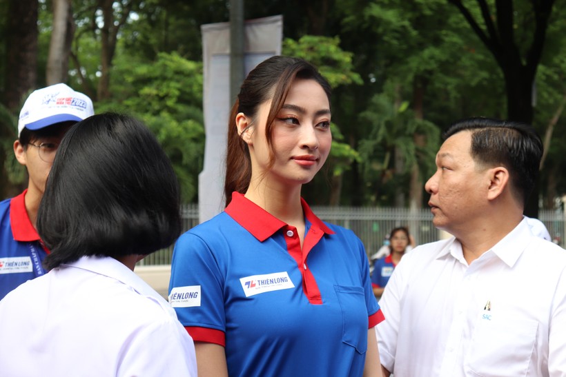 Hoa hậu Lương Thùy Linh tiếp sức động viên thí sinh ảnh 1