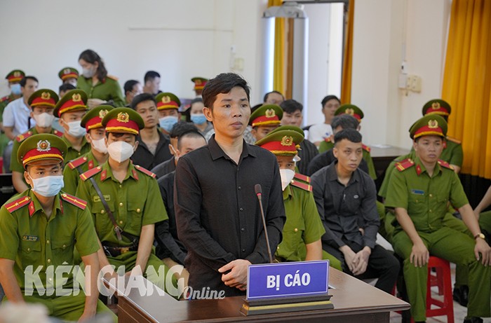 Bị cáo Dương Minh Tuấn trước tòa. (Ảnh: Kiên Giang Online)