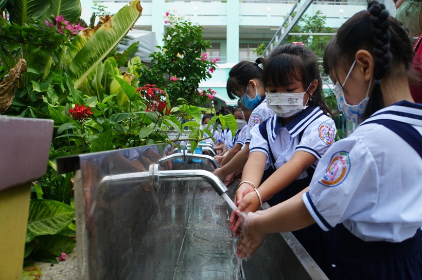 Học sinh Trường Tiểu học An Hội, quận Gò Vấp, TPHCM rửa tay trước giờ vào lớp học. Ảnh: Mạnh Tùng. ảnh 1
