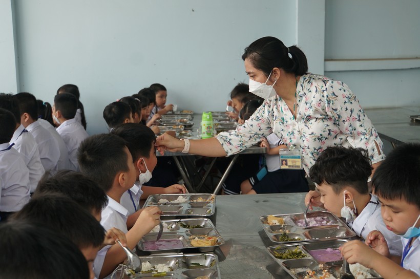 Giáo viên Trường Tiểu học Bông Sao, quận 8, TPHCM được tăng cường hỗ trợ trẻ trong bữa ăn bán trú. Ảnh: Mạnh Tùng ảnh 2