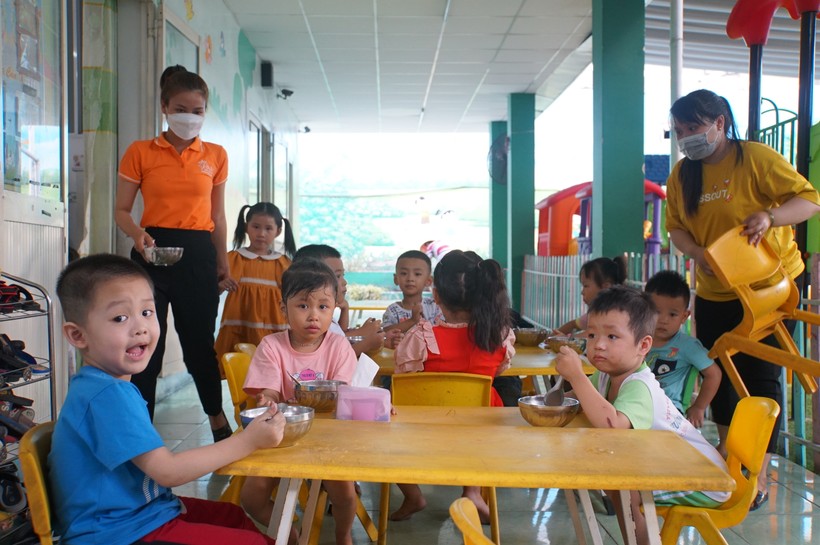 Giáo viên một trường mầm non ở TP Thủ Đức, TPHCM trong giờ cho trẻ ăn trưa tại trường. Ảnh: Mạnh Tùng ảnh 1