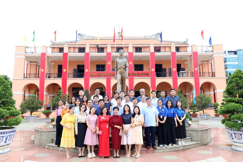 Giảng viên, sinh viên Trường Đại học Luật TPHCM chụp hình lưu niệm tại Bảo tàng Hồ Chí Minh - Chi nhánh TPHCM. Ảnh: Thanh Thảo