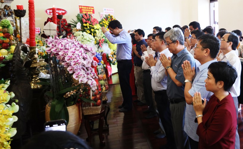Trường Đại học Luật TPHCM dâng hương tưởng niệm Chủ tịch Hồ Chí Minh  ảnh 1