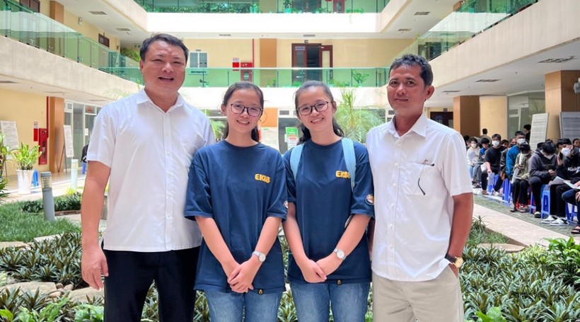 Hai chị em Phương Như (thứ hai từ trái sang) và Phương Nhi ngày nhập học ở Trường ĐH Nông Lâm TPHCM. Ảnh: NVCC