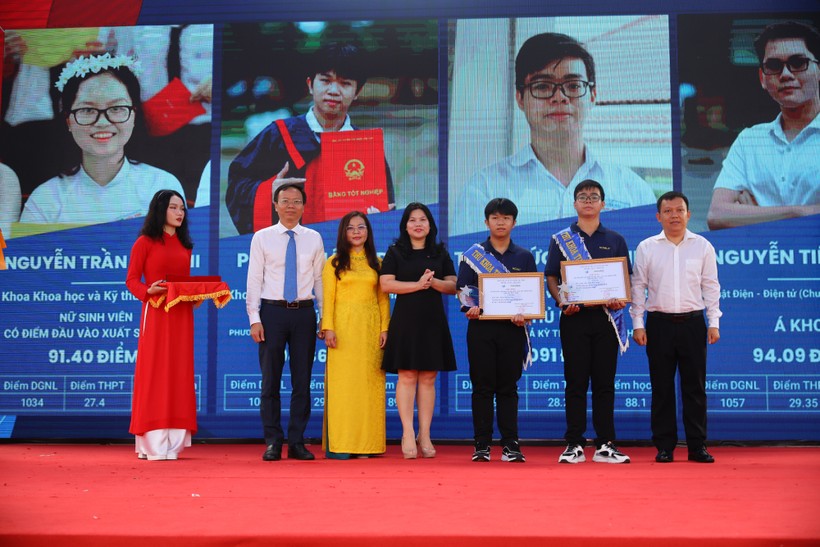 Phạm Khánh Duy (thứ ba từ phải sang) và Trần Đức Minh Hiếu nhận học bổng với dành cho thủ khoa. Ảnh: NTCC ảnh 2