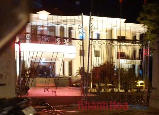 Cánh cổng trụ sở UBND tỉnh Khánh Hòa bị hỏng sau vụ tông xe. (Ảnh: Báo Khánh Hòa)