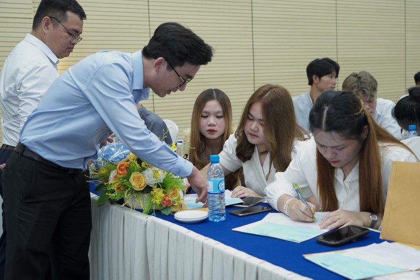 Giảng viên Trường ĐH Nguyễn Tất Thành hướng dẫn tân sinh viên quốc tế trong ngày nhập học. Ảnh: NTTU ảnh 2
