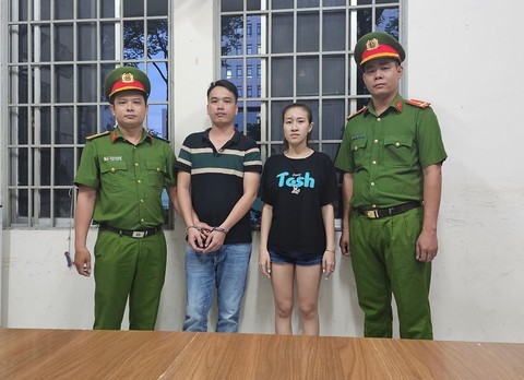 Nguyễn Thành Liêm (thứ hai từ trái qua) và Hà Thụy Vân Anh tại cơ quan công an. (Ảnh: Công an TPHCM)