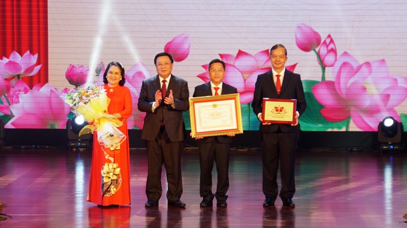 Ông Nguyễn Xuân Thắng, Giám đốc Học viện Chính trị quốc gia Hồ Chí Minh trao bằng công nhận Học viện Cán bộ TPHCM đạt chuẩn mức 1. Ảnh: Mạnh Tùng ảnh 2