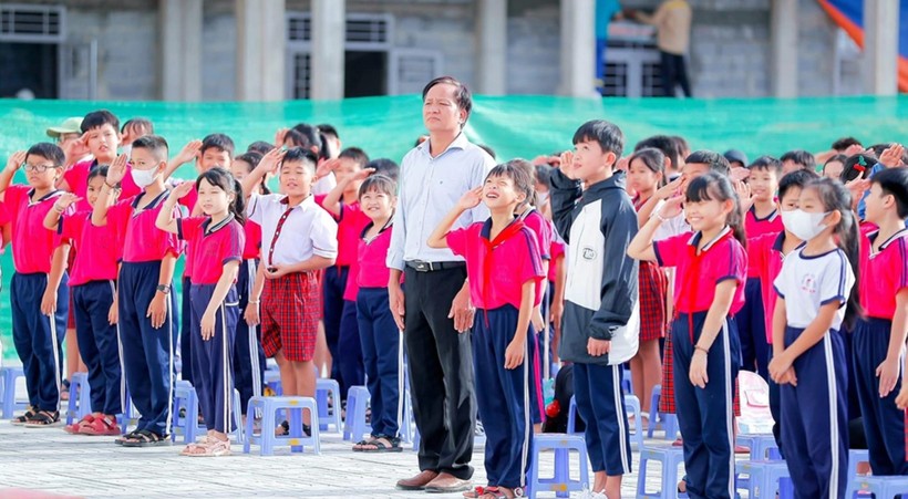 Thầy và trò Trường Tiểu học Suối Trầu hát Quốc ca chào cờ đầu tuần tại ngôi trường mới. Ảnh: Nguyễn Thuận/Báo Đồng Nai